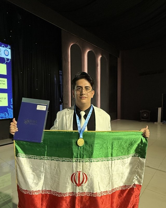 Raman Nafarieh at the ISIF 2025 award ceremony holding his medal and certificate