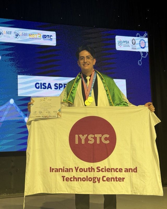 Raman Nafarieh receiving the Gold Medal and IYSA Special Award at ISIF 2025